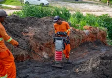 Prefeitura de Teixeira de Freitas avança com obra de drenagem nas margens da BR-101