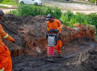 Prefeitura de Teixeira de Freitas avança com obra de drenagem nas margens da BR-101