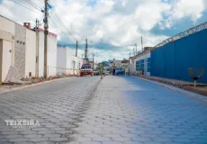 Prefeitura de Teixeira de Freitas avança com obra de pavimentação em concreto no bairro Jardim Caraípe