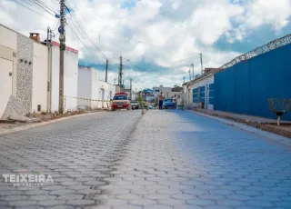 Prefeitura de Teixeira de Freitas avança com obra de pavimentação em concreto no bairro Jardim Caraípe