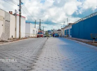 Prefeitura de Teixeira de Freitas avança com obra de pavimentação em concreto no bairro Jardim Caraípe