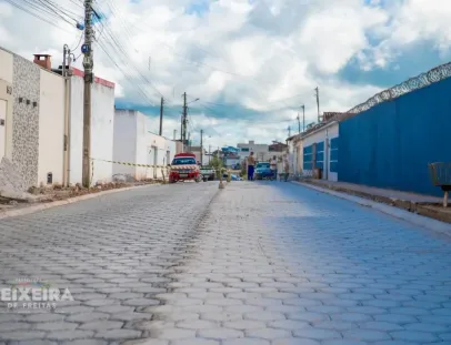 Prefeitura de Teixeira de Freitas avança com obra de pavimentação em concreto no bairro Jardim Caraípe