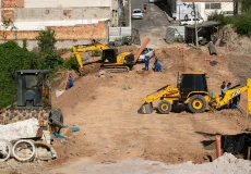 Prefeitura de Teixeira de Freitas avança com obra na Ladeira do Santa Rita e prepara via para pavimentação