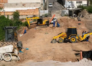 Prefeitura de Teixeira de Freitas avança com obra na Ladeira do Santa Rita e prepara via para pavimentação