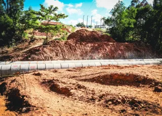  Prefeitura de Teixeira de Freitas avança com obras de na macrodrenagem na Avenida das Galáxias