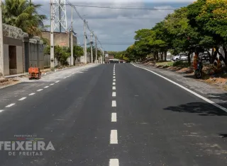 Prefeitura de Teixeira de Freitas avança com obras de pavimentação na Avenida Profeta Issa, no Monte Castelo 