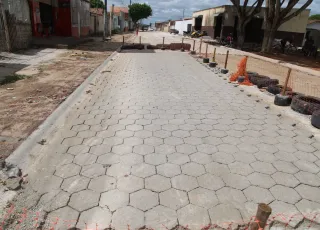 Prefeitura de Teixeira de Freitas avança com obras de pavimentação no bairro Nova Jerusalém