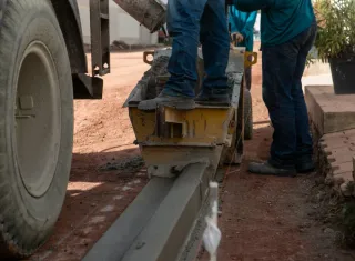 Prefeitura de Teixeira de Freitas avança com obras de pavimentação no Jardim Caraípe