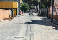 Prefeitura de Teixeira de Freitas avança com pavimentação de alto padrão no bairro Kaikan