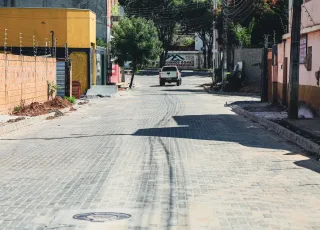 Prefeitura de Teixeira de Freitas avança com pavimentação de alto padrão no bairro Kaikan