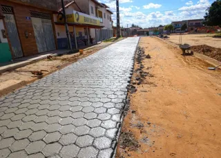 Prefeitura de Teixeira de Freitas avança com pavimentação do bairro Vila Caraípe