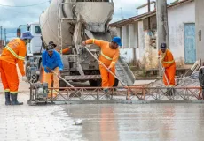 Prefeitura de Teixeira de Freitas avança com pavimentação em concreto na Rua Jamaica, no bairro Ulisses Guimarães