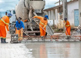Prefeitura de Teixeira de Freitas avança com pavimentação em concreto na Rua Jamaica, no bairro Ulisses Guimarães