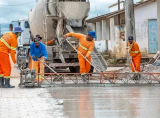 Prefeitura de Teixeira de Freitas avança com pavimentação em concreto na Rua Jamaica, no bairro Ulisses Guimarães