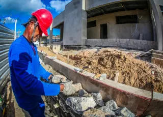 Prefeitura de Teixeira de Freitas avança na construção de mais uma instituição de ensino