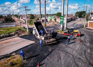 Prefeitura de Teixeira de Freitas avança na obra de asfaltamento da Avenida das Galáxias  e ruas no entorno