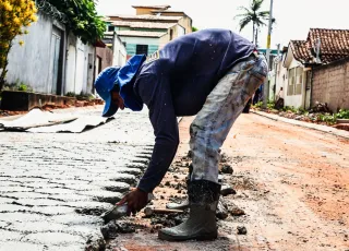 Prefeitura de Teixeira de Freitas avança na pavimentação de rua  no bairro São Lourenço