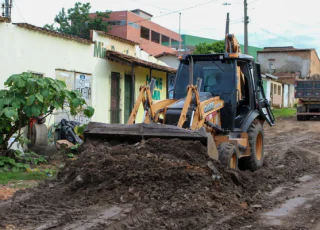 Prefeitura de Teixeira de Freitas começa serviço de patrolamento  no bairro Redenção