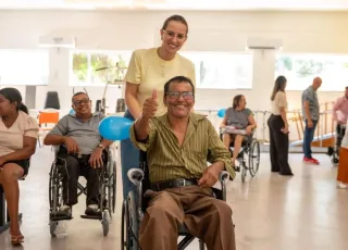 Prefeitura de Teixeira de Freitas entrega cadeiras de rodas e reforça compromisso com a inclusão e a reabilitação