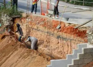 Prefeitura de Teixeira de Freitas faz obras de recuperação na ladeira da Avenida Padre Anchieta