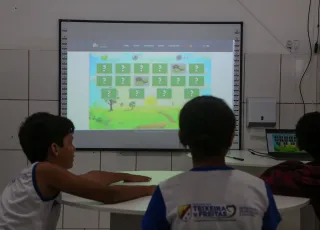 Prefeitura de Teixeira de Freitas inicia instalação de lousas digitais em escolas da rede pública do município