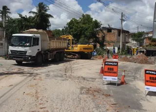 Prefeitura de Teixeira de Freitas inicia obras obras para melhorar drenagem e mobilidade nos bairros Redenção, Tancredo Neves e Vila Vargas