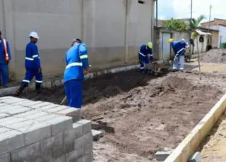 Prefeitura de Teixeira de Freitas inicia pavimentação em Rua Recreio no Bairro Liberdade II