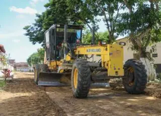 Prefeitura de Teixeira de Freitas inicia preparação das ruas para receber asfaltamento no bairro Recanto do Lago