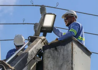 Prefeitura de Teixeira de Freitas instala luminárias de LED em rua do Centro