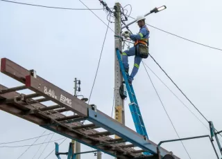 Prefeitura de Teixeira de Freitas instala luminárias de LED no bairro Cidade de Deus