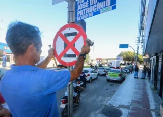 Prefeitura de Teixeira de Freitas instala placas de trânsito na Avenida São Paulo