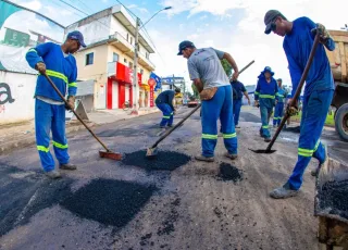 Prefeitura de Teixeira de Freitas intensifica Operação Tapa-Buraco em diversos pontos da cidade