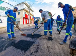 Prefeitura de Teixeira de Freitas intensifica Operação Tapa-Buraco em diversos pontos da cidade