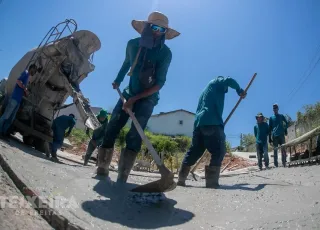 Prefeitura de Teixeira de Freitas investe recursos próprios em pavimentação e drenagem no Jardim Caraípe