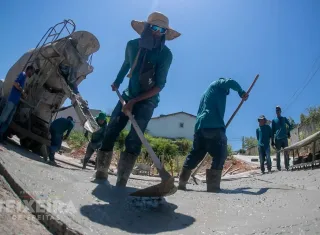 Prefeitura de Teixeira de Freitas investe recursos próprios em pavimentação e drenagem no Jardim Caraípe