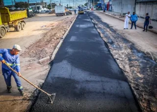 Prefeitura de Teixeira de Freitas manda asfaltar  ruas no entorno da Praça Joana Angélica