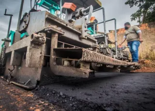 Prefeitura de Teixeira de Freitas prossegue com o asfaltamento do bairro Caminho do Mar