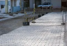Prefeitura de Teixeira de Freitas prossegue com obra de pavimentação do bairro Jardim Caraípe