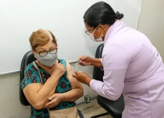 Prefeitura de Teixeira de Freitas realiza aplicação da vacina bivalente contra a Cobid 19 através do Drive thru