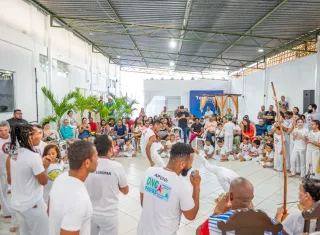 Prefeitura de Teixeira de Freitas realiza cerimônia de troca de cordas e celebra evolução de alunos de capoeira