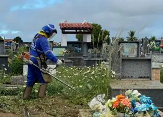 Prefeitura  de Teixeira de Freitas realiza limpeza no Cemitério Jardim da Saudade