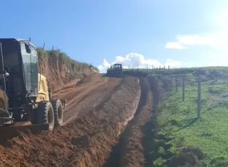 Prefeitura de Teixeira de Freitas realiza obras de melhoria nas estradas vicinais do Jardim Novo