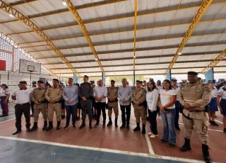 Prefeitura de Teixeira de Freitas recebe comitiva de São Mateus para conhecer modelo de gestão das escolas cívico-militares