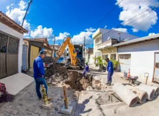Prefeitura de Teixeira de Freitas recupera rede de drenagem no bairro São Lourenço