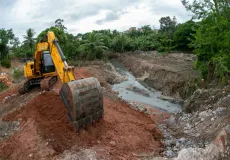 Prefeitura de Teixeira de Freitas reforça estrutura da Rua Sargento Pedro com ações preventivas