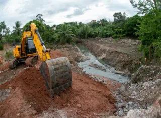 Prefeitura de Teixeira de Freitas reforça estrutura da Rua Sargento Pedro com ações preventivas