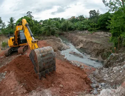 Prefeitura de Teixeira de Freitas reforça estrutura da Rua Sargento Pedro com ações preventivas