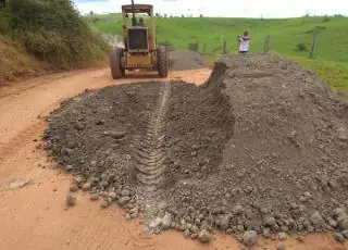 Prefeitura de Teixeira de Freitas retoma serviço de melhoria nas estradas de Cachoeira do Mato