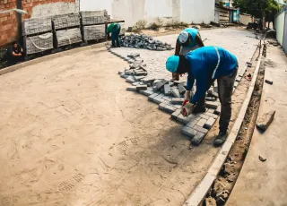 Prefeitura de Teixeira de Freitas segue com pavimentação de novas ruas do bairro Kaikan