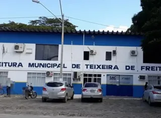 Prefeitura de Teixeira emite nota após protesto de ex-funcionários da limpeza urbana